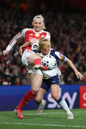 Frauen-Superliga Arsenal gegen Tottenham 28. März 2026 London Frauen-Superliga Fußball Arsenal gegen Tottenham Hotspur Stina Blackstenius von Arsenal kommt vor Molly Elizabeth Ann Bartrip von Tottenham Hotspur an den Ball Foto  Copyright: xMarkxLeechxOffside