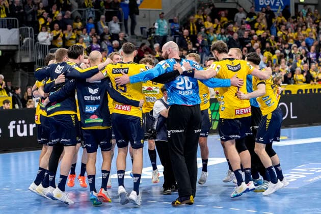 Rhein Neckar Löwen players, cheering after the final whistle, joy about the victory, winner, winner, cheers, cheering, cheerful, positive, happy, joyful, optimistic, highlight, action, action, dancing in a circle, team circle, team circle, 28 03 2026, Mannheim Germany , Handball, Bundesliga, Rhein Neckar Löwen HSG Wetzlar xozx