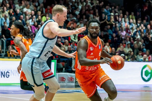 Chemnitz, Germany March 28, 2026 1 BBL 2025 2026 Niners Chemnitz against EWE Baskets Oldenburg In the picture from left in a duel Seth Hinrichs EWE and Amadou Sow 99 Copyright: xFotostandx xNachtigallx