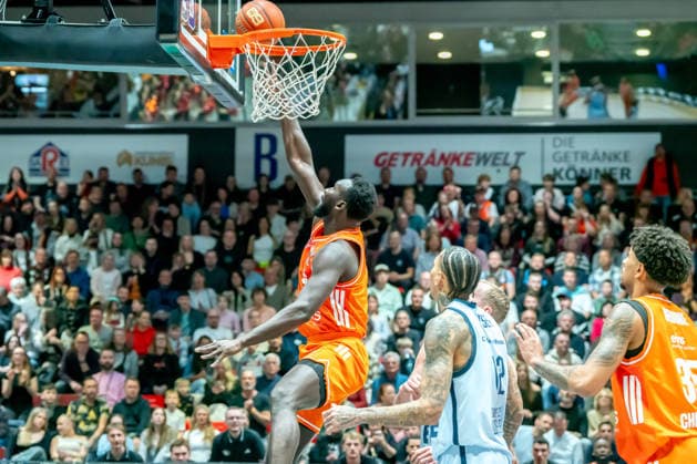 Chemnitz, Germany March 28, 2026 1 BBL 2025 2026 Niners Chemnitz against EWE Baskets Oldenburg In the picture Amadou Sow 99 1 v li with a dunking Copyright: xFotostandx xNachtigallx