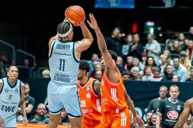 Chemnitz, Germany March 28, 2026 1 BBL 2025 2026 Niners Chemnitz against EWE Baskets Oldenburg Pictured from left in a duel Nicholas Tischler EWE and Kostja Mushidi 99 Copyright: xFotostandx xNachtigallx