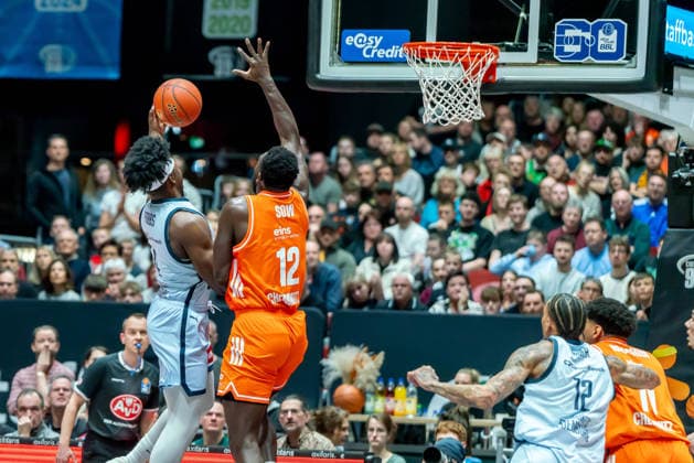 Chemnitz, Germany March 28, 2026 1 BBL 2025 2026 Niners Chemnitz against EWE Baskets Oldenburg Pictured from left in a duel Brian Fobbs EWE and Amadou Sow 99 Copyright: xFotostandx xNachtigallx