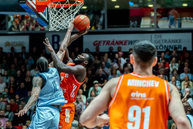 Chemnitz, Germany March 28, 2026 1 BBL 2025 2026 Niners Chemnitz against EWE Baskets Oldenburg Pictured from left in a duel Michale Kyser EWE and Amadou Sow 99 Copyright: xFotostandx xNachtigallx