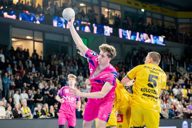 Krefeld, 28 03 2026, Handball, Men, 2 Bundesliga, 25 Matchday, 2025 2026 HSG Krefeld Niederrhein Bayer Dormagen Florian Boehnert TSV Bayer Dormagen, 9 on goal throw Krefeld Yayla Arena NRW Germany
