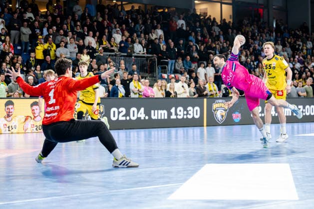 Krefeld, 28 03 2026, Handball, Men, 2 Bundesliga, 25 Matchday, 2025 2026 HSG Krefeld Niederrhein Bayer Dormagen Peter Strosack TSV Bayer Dormagen, 24 at goal throw Krefeld Yayla Arena NRW Germany