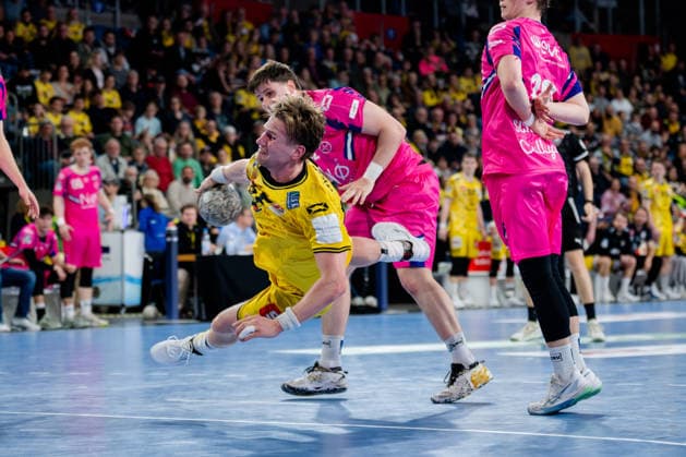 Krefeld, 28 03 2026, Handball, Men, 2 Bundesliga, 25 Matchday, 2025 2026 HSG Krefeld Niederrhein Bayer Dormagen Niklas Ingenpaß HSG Krefeld Niederrhein, 55 on goal throw Krefeld Yayla Arena NRW Germany