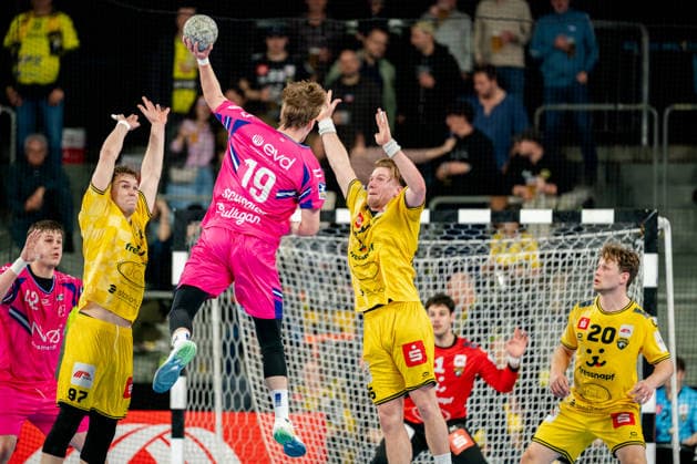 Krefeld, 28 03 2026, Handball, Men, 2 Bundesliga, 25 Matchday, 2025 2026 HSG Krefeld Niederrhein Bayer Dormagen Finn Schroven TSV Bayer Dormagen, 19 throwing from the back against the block of Niklas Ingenpaß HSG Krefeld Niederrhein, 55 and Matija Mircic HSG Krefeld Niederrhein, 97 Krefeld Yayla Arena NRW Germany