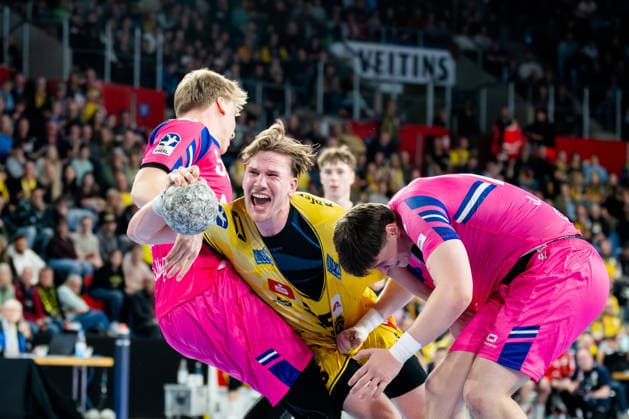 Krefeld, 28 03 2026, Handball, Men, 2 Bundesliga, 25 Matchday, 2025 2026 HSG Krefeld Niederrhein Bayer Dormagen Niklas Ingenpaß HSG Krefeld Niederrhein, 55 in duel with Frederik Sondermann TSV Bayer Dormagen, 55 and Jan Schmidt TSV Bayer Dormagen, 42 Krefeld Yayla Arena NRW Germany