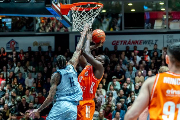 Chemnitz, Germany March 28, 2026 1 BBL 2025 2026 Niners Chemnitz against EWE Baskets Oldenburg Pictured from left in a duel Michale Kyser EWE and Amadou Sow 99 Copyright: xFotostandx xNachtigallx
