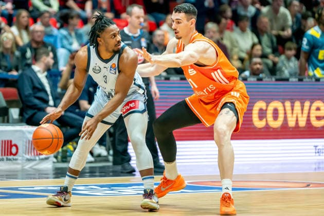 Chemnitz, Germany March 28, 2026 1 BBL 2025 2026 Niners Chemnitz against EWE Baskets Oldenburg In the picture from left in a duel Christopher Clemons EWE and Yordan Minchev 99 Copyright: xFotostandx xNachtigallx