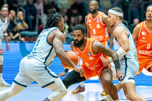 Chemnitz, Germany March 28, 2026 1 BBL 2025 2026 Niners Chemnitz against EWE Baskets Oldenburg In the picture from left in the duel Christopher Clemons EWE , Corey Davis 99 and Nicholas Tischler EWE Copyright: xFotostandx xNachtigallx