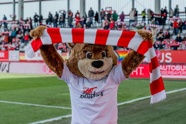 Mia (Maskottchen, FC Bayern Muenchen Frauen) mit Schal und in einem T-Shirt mit der Aufschrift zur Aktion Rot gegen Rassismus GER, FC Bayern Muenchen Frauen vs. 1. FC Nuernberg, Fussball, Google Pixel Frauen-Bundesliga, 22. Spieltag, Saison 2025 2026, 28.03.2026. (DFL DFB REGULATIONS PROHIBIT ANY USE OF PHOTOGRAPHS as IMAGE SEQUENCES and or QUASI-VIDEO). GER, FC Bayern Muenchen Frauen vs. 1. FC Nuernberg, Fussball, Google Pixel Frauen-Bundesliga, 22. Spieltag, Saison 2025 2026, 28.03.2026. Muenchen *** Mia mascot, FC Bayern Muenchen women with scarf and in a T-shirt with the inscription for the campaign Red against racism GER, FC Bayern Muenchen women vs 1 FC Nuernberg, Football, Google Pixel Women Bundesliga, 22 Matchday, Season 2025 2026, 28 03 2026 DFL DFB REGULATIONS PROHIBIT ANY USE OF PHOTOGRAPHS as IMAGE SEQUENCES and or QUASI VIDEO GER, FC Bayern Muenchen Frauen vs 1 FC Nuernberg, Football, Google Pixel Frauen Bundesliga, 22 Spieltag, Saison 2025 2026, 28 03 2026 Muenchen Copyright: xEibner-Pressefoto HeikexFeinerx EP_HFR