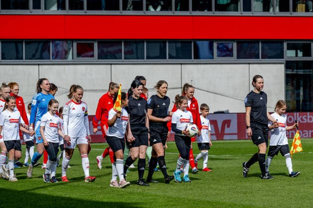 Silke Fritz assistant referee, Karoline Wacker referee and Simone Jakob assistant referee lead the two teams onto the pitch GER, FC Bayern Muenchen Frauen vs 1 FC Nuernberg, Fußball, Google Pixel Frauen Bundesliga, 22 Matchday, Season 2025 2026, 28 03 2026 DFL DFB REGULATIONS PROHIBIT ANY USE OF PHOTOGRAPHS as IMAGE SEQUENCES and or QUASI VIDEO GER, FC Bayern Muenchen Frauen vs 1 FC Nuernberg, Football, Google Pixel Frauen Bundesliga, 22 Matchday, Season 2025 2026, 28 03 2026 Muenchen Copyright: xEibner-Pressefoto HeikexFeinerx EP_HFR