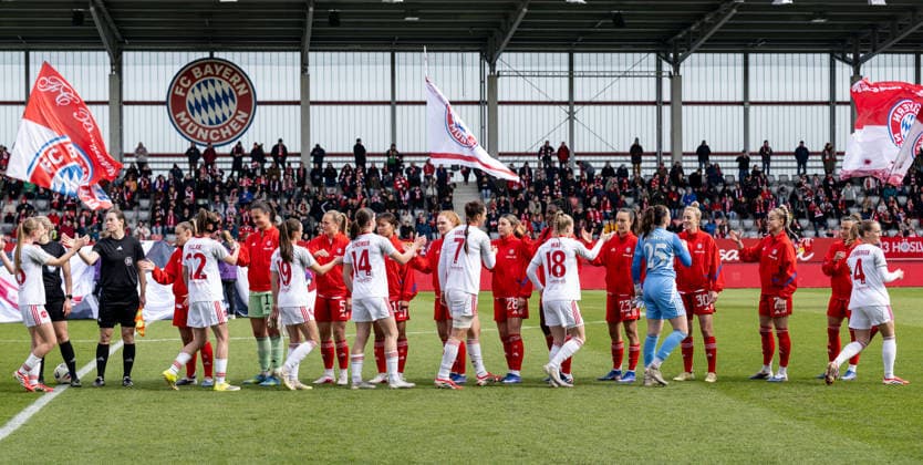 High-five of the players of both teams before the start of the match GER, FC Bayern Muenchen Frauen vs 1 FC Nuernberg, Football, Google Pixel Frauen Bundesliga, 22 Spieltag, Saison 2025 2026, 28 03 2026 DFL DFB REGULATIONS PROHIBIT ANY USE OF PHOTOGRAPHS as IMAGE SEQUENCES and or QUASI VIDEO GER, FC Bayern Muenchen Frauen vs 1 FC Nuernberg, Football, Google Pixel Frauen Bundesliga, 22 Spieltag, Saison 2025 2026, 28 03 2026 Muenchen Copyright: xEibner-Pressefoto HeikexFeinerx EP_HFR