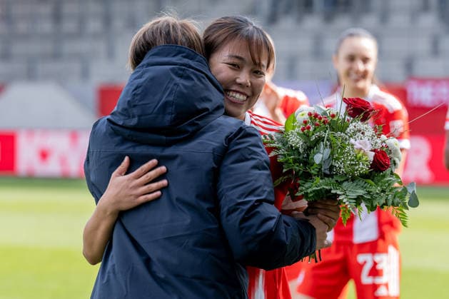 Bianca Rech Director, FC Bayern Muenchen Frauen congratulates Momoko Tanikawa FC Bayern Muenchen Frauen, 18 before the start of the match for winning the Asia Cup with the Japanese national team GER, FC Bayern Muenchen Frauen vs 1 FC Nuernberg, Football, Google Pixel Frauen Bundesliga, 22 Matchday, Season 2025 2026, 28 03 2026 DFL DFB REGULATIONS PROHIBIT ANY USE OF PHOTOGRAPHS as IMAGE SEQUENCES and or QUASI VIDEO GER, FC Bayern Muenchen Frauen vs 1 FC Nuernberg, Football, Google Pixel Frauen Bundesliga, 22 Matchday, Season 2025 2026, 28 03 2026 Muenchen Copyright: xEibner-Pressefoto HeikexFeinerx EP_HFR