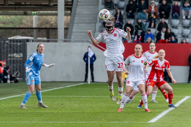 Julia Pollak 1 FC Nuernberg, 22 on a header defense GER, FC Bayern Muenchen Frauen vs 1 FC Nuernberg, Soccer, Google Pixel Women Bundesliga, 22 Matchday, Season 2025 2026, 28 03 2026 DFL DFB REGULATIONS PROHIBIT ANY USE OF PHOTOGRAPHS as IMAGE SEQUENCES and or QUASI VIDEO GER, FC Bayern Muenchen Frauen vs 1 FC Nuernberg, Football, Google Pixel Frauen Bundesliga, 22 Spieltag, Saison 2025 2026, 28 03 2026 Muenchen Copyright: xEibner-Pressefoto HeikexFeinerx EP_HFR