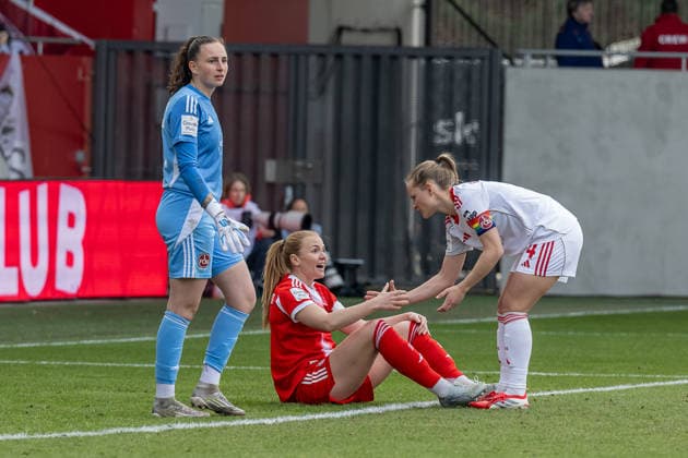 Luisa Guttenberger 1 FC Nuernberg, 04 helps Glodis Perla Viggosdottir FC Bayern Muenchen Frauen, 04 on her feet, behind her Lourdes Romero goalkeeper, 1 FC Nuernberg, 25 GER, FC Bayern Muenchen Frauen vs 1 FC Nuernberg, Football, Google Pixel Frauen Bundesliga, 22 Matchday, Season 2025 2026, 28 03 2026 DFL DFB REGULATIONS PROHIBIT ANY USE OF PHOTOGRAPHS as IMAGE SEQUENCES and or QUASI VIDEO GER, FC Bayern Muenchen Frauen vs 1 FC Nuernberg, Football, Google Pixel Frauen Bundesliga, 22 Matchday, Season 2025 2026, 28 03 2026 Muenchen Copyright: xEibner-Pressefoto HeikexFeinerx EP_HFR