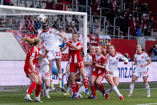 Julia Pollak 1 FC Nuernberg, 22 defending a header against Glodis Perla Viggosdottir FC Bayern Muenchen Frauen, 04 , Natalia Padilla Bidas FC Bayern Muenchen Frauen, 23 and Stine Ballisager Pedersen FC Bayern Muenchen Frauen, 03 GER, FC Bayern Muenchen Frauen vs 1 FC Nuernberg, Soccer, Google Pixel Frauen Bundesliga, 22 Spieltag, Saison 2025 2026, 28 03 2026 DFL DFB REGULATIONS PROHIBIT ANY USE OF PHOTOGRAPHS as IMAGE SEQUENCES and or QUASI VIDEO GER, FC Bayern Muenchen Frauen vs 1 FC Nuernberg, Fußball, Google Pixel Frauen Bundesliga, 22 Spieltag, Saison 2025 2026, 28 03 2026 Muenchen Copyright: xEibner-Pressefoto HeikexFeinerx EP_HFR