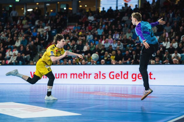Niklas Michalski HSG Krefeld Niederrhein, 25 jump shot against Christian Simonsen TSV Bayer Dormagen, 20 HSG Krefeld Niederrhein vs TSV Bayer Dormagen, Handball, 2 HBL, 25 Matchday, Season 2025 26, 28 03 2026, HSG Krefeld Niederrhein vs TSV Bayer Dormagen, Handball, 2 HBL, 25 Matchday, Season 2025 26, 28 03 2026 Krefeld Copyright: xEibner-Pressefoto LukasxBaldygax EP_LBA