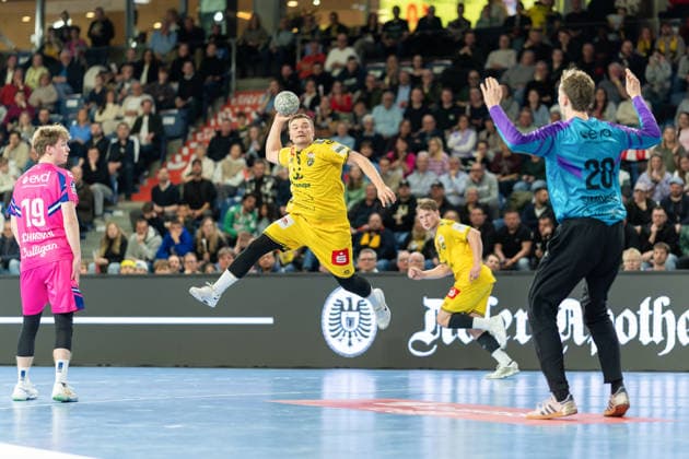 Finn Schroven TSV Bayer Dormagen, 19 looks after a jump shot by Falk Kolodziej HSG Krefeld Niederrhein, 05, Christian Simonsen TSV Bayer Dormagen, 20 stands in goal HSG Krefeld Niederrhein vs TSV Bayer Dormagen, Handball, 2 HBL, Matchday 25, Season 2025 26, 28 03 2026, HSG Krefeld Niederrhein vs TSV Bayer Dormagen, Handball, 2 HBL, Matchday 25, Season 2025 26, 28 03 2026 Krefeld Copyright: xEibner-Pressefoto LukasxBaldygax EP_LBA