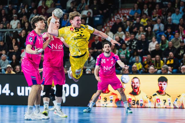 Krischa Leis TSV Bayer Dormagen, 07 , Julius Hein TSV Bayer Dormagen, 66 look at a jump shot by Niklas Ingenpass HSG Krefeld Niederrhein, 55 to HSG Krefeld Niederrhein vs TSV Bayer Dormagen, Handball, 2 HBL, 25 Matchday, Season 2025 26, 28 03 2026, HSG Krefeld Niederrhein vs TSV Bayer Dormagen, Handball, 2 HBL, 25 Matchday, Season 2025 26, 28 03 2026 Krefeld Copyright: xEibner-Pressefoto LukasxBaldygax EP_LBA