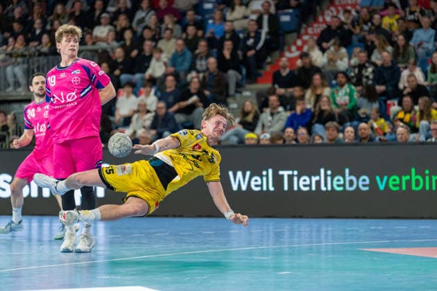 Finn Schroven TSV Bayer Dormagen, 19 , Niklas Ingenpass HSG Krefeld Niederrhein, 55 with jump shot HSG Krefeld Niederrhein vs TSV Bayer Dormagen, Handball, 2 HBL, 25 Matchday, Season 2025 26, 28 03 2026, HSG Krefeld Niederrhein vs TSV Bayer Dormagen, Handball, 2 HBL, 25 Matchday, Season 2025 26, 28 03 2026 Krefeld Copyright: xEibner-Pressefoto LukasxBaldygax EP_LBA