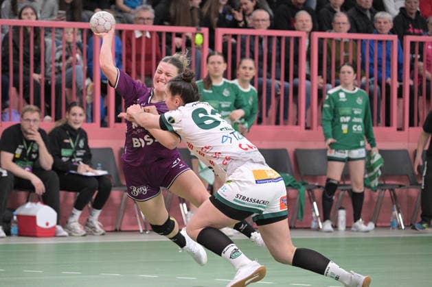Nele Franz TusSies Metzingen, 10 am with ball against Stephanie Elies FrischAuf Goeppingen, 63 TusSies Metzingen vs FrischAuf Goeppingen , Handball, Alsco HBF, 21 League Matchday, Season 2025 2026, 28 03 2026 TusSies Metzingen vs FrischAuf Goeppingen , Handball, Alsco HBF, 21 League Matchday, Season 2025 2026, 28 03 2026 Tuebingen Copyright: xEibner-Pressefoto TobiasxBaurx EP_TBR