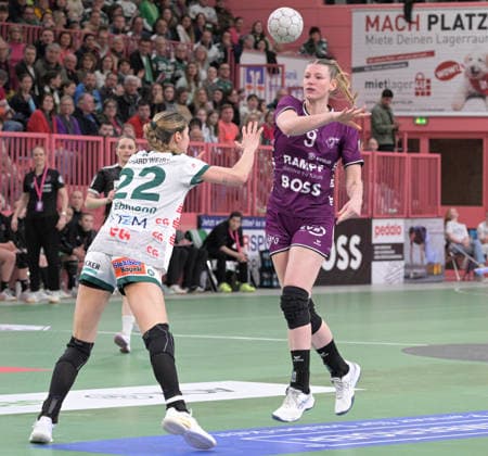 Naina Klein TusSies Metzingen, 09 throwing goal against Sina Ehmann FrischAuf Goeppingen, 22 TusSies Metzingen vs FrischAuf Goeppingen , Handball, Alsco HBF, 21 League match day, Season 2025 2026, 28 03 2026 TusSies Metzingen vs FrischAuf Goeppingen , Handball, Alsco HBF, 21 League match day, Season 2025 2026, 28 03 2026 Tuebingen Copyright: xEibner-Pressefoto TobiasxBaurx EP_TBR