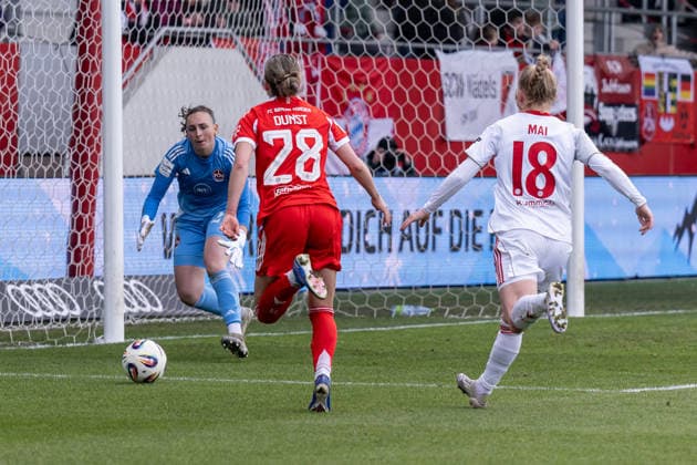 Barbara Dunst FC Bayern Muenchen Frauen, 28 on her way towards Lourdes Romeros goal Goalkeeper, 1 FC Nuernberg, 25 , behind Franziska Mai 1 FC Nuernberg, 18 GER, FC Bayern Muenchen Frauen vs 1 FC Nuernberg, Soccer, Google Pixel Womens Bundesliga, 22 Matchday, Season 2025 2026, 28 03 2026 DFL DFB REGULATIONS PROHIBIT ANY USE OF PHOTOGRAPHS as IMAGE SEQUENCES and or QUASI VIDEO GER, FC Bayern Muenchen Frauen vs 1 FC Nuernberg, Football, Google Pixel Frauen Bundesliga, 22 Matchday, Season 2025 2026, 28 03 2026 Muenchen Copyright: xEibner-Pressefoto HeikexFeinerx EP_HFR