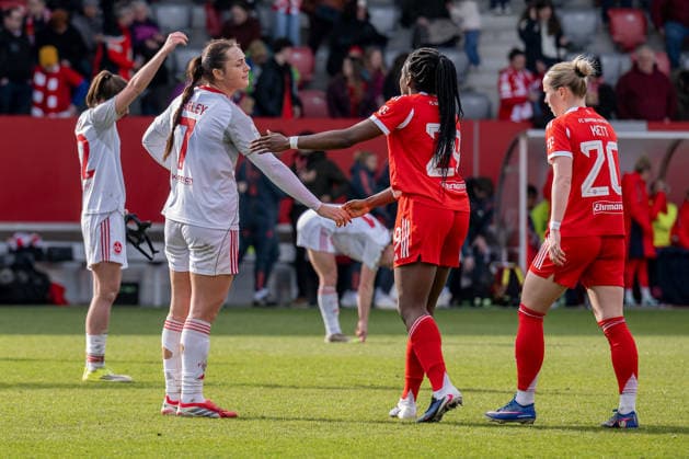 Leia Varley 1 FC Nuernberg, 07 congratulates Edna Imade FC Bayern Muenchen Frauen, 29 on the win, behind her Franziska Kett FC Bayern Muenchen Frauen, 20 GER, FC Bayern Muenchen Frauen vs 1 FC Nuernberg, Football, Google Pixel Frauen Bundesliga, 22 Matchday, Season 2025 2026, 28 03 2026 DFL DFB REGULATIONS PROHIBIT ANY USE OF PHOTOGRAPHS as IMAGE SEQUENCES and or QUASI VIDEO GER, FC Bayern Muenchen Frauen vs 1 FC Nuernberg, Football, Google Pixel Frauen Bundesliga, 22 Matchday, Season 2025 2026, 28 03 2026 Muenchen Copyright: xEibner-Pressefoto HeikexFeinerx EP_HFR