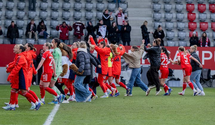 The Bayern players celebrate the victory in front of the fan curve GER, FC Bayern Muenchen Frauen vs 1 FC Nuernberg, Football, Google Pixel Frauen Bundesliga, 22 Spieltag, Saison 2025 2026, 28 03 2026 DFL DFB REGULATIONS PROHIBIT ANY USE OF PHOTOGRAPHS as IMAGE SEQUENCES and or QUASI VIDEO GER, FC Bayern Muenchen Frauen vs 1 FC Nuernberg, Football, Google Pixel Frauen Bundesliga, 22 Spieltag, Saison 2025 2026, 28 03 2026 Muenchen Copyright: xEibner-Pressefoto HeikexFeinerx EP_HFR