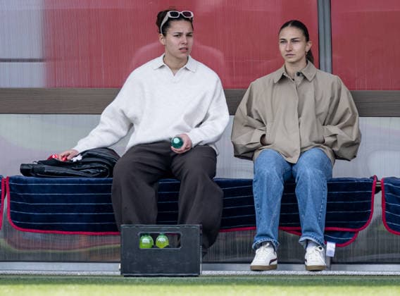 Lena Oberdorf FC Bayern Muenchen Frauen, 08 and Katharina Naschenweng FC Bayern Muenchen Frauen, 19 in civilian clothes on the bench GER, FC Bayern Muenchen Frauen vs 1 FC Nuernberg, Fußball, Google Pixel Frauen Bundesliga, 22 Spieltag, Saison 2025 2026, 28 03 2026 DFL DFB REGULATIONS PROHIBIT ANY USE OF PHOTOGRAPHS as IMAGE SEQUENCES and or QUASI VIDEO GER, FC Bayern Muenchen Frauen vs 1 FC Nuernberg, Football, Google Pixel Frauen Bundesliga, 22 Spieltag, Saison 2025 2026, 28 03 2026 Muenchen Copyright: xEibner-Pressefoto HeikexFeinerx EP_HFR