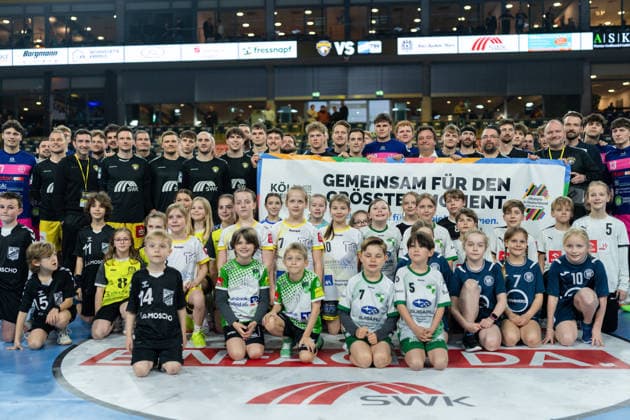 Both teams together for the biggest moment HSG Krefeld Niederrhein vs TSV Bayer Dormagen, Handball, 2 HBL, 25 Matchday, Season 2025 26, 28 03 2026, HSG Krefeld Niederrhein vs TSV Bayer Dormagen, Handball, 2 HBL, 25 Matchday, Season 2025 26, 28 03 2026 Krefeld Copyright: xEibner-Pressefoto LukasxBaldygax EP_LBA