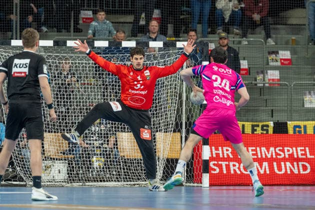 Finn Rüspeler HSG Krefeld Niederrhein, 01 in goal against Peter Strosack TSV Bayer Dormagen, 19 at the 7-meter HSG Krefeld Niederrhein vs TSV Bayer Dormagen, Handball, 2 HBL, 25 Matchday, Season 2025 26, 28 03 2026, HSG Krefeld Niederrhein vs TSV Bayer Dormagen, Handball, 2 HBL, 25 Matchday, Season 2025 26, 28 03 2026 Krefeld Copyright: xEibner-Pressefoto LukasxBaldygax EP_LBA