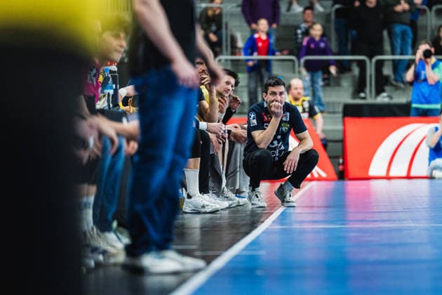 Mark Schmetz HSG Krefeld Niederrhein, Coach watches the team HSG Krefeld Niederrhein vs TSV Bayer Dormagen, Handball, 2 HBL, 25 Matchday, Season 2025 26, 28 03 2026, HSG Krefeld Niederrhein vs TSV Bayer Dormagen, Handball, 2 HBL, 25 Matchday, Season 2025 26, 28 03 2026 Krefeld Copyright: xEibner-Pressefoto LukasxBaldygax EP_LBA