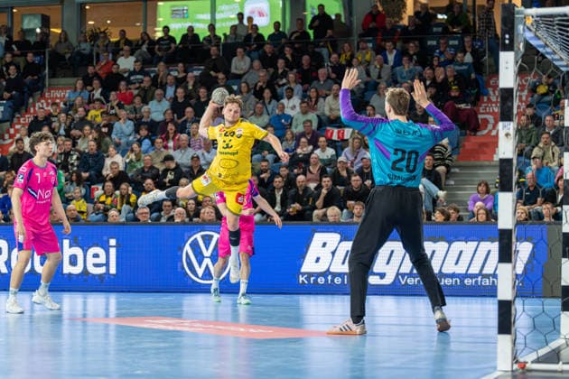 Krischa Leis TSV Bayer Dormagen, 07 , Lukas Siegler HSG Krefeld Niederrhein, 20 with a jump shot against Christian Simonsen TSV Bayer Dormagen, 20 HSG Krefeld Niederrhein vs TSV Bayer Dormagen, Handball, 2 HBL, 25 Matchday, Season 2025 26, 28 03 2026, HSG Krefeld Niederrhein vs TSV Bayer Dormagen, Handball, 2 HBL, 25 Matchday, Season 2025 26, 28 03 2026 Krefeld Copyright: xEibner-Pressefoto LukasxBaldygax EP_LBA