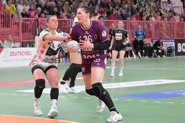 Svenja Huebner TusSies Metzingen, 26 vs Louisa De Bellis FrischAuf Goeppingen, 20 TusSies Metzingen vs FrischAuf Goeppingen , Handball, Alsco HBF, 21 League Matchday, Season 2025 2026, 28 03 2026 TusSies Metzingen vs FrischAuf Goeppingen , Handball, Alsco HBF, 21 League Matchday, Season 2025 2026, 28 03 2026 Tuebingen Copyright: xEibner-Pressefoto TobiasxBaurx EP_TBR
