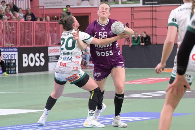Carolin Huebner TusSies Metzingen, 56 on with ball against Louisa De Bellis FrischAuf Goeppingen, 20 TusSies Metzingen vs FrischAuf Goeppingen , Handball, Alsco HBF, 21 League Matchday, Season 2025 2026, 28 03 2026 TusSies Metzingen vs FrischAuf Goeppingen , Handball, Alsco HBF, 21 League Matchday, Season 2025 2026, 28 03 2026 Tuebingen Copyright: xEibner-Pressefoto TobiasxBaurx EP_TBR