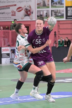 Carolin Huebner TusSies Metzingen, 56 on with ball against Louisa De Bellis FrischAuf Goeppingen, 20 TusSies Metzingen vs FrischAuf Goeppingen , Handball, Alsco HBF, 21 League Matchday, Season 2025 2026, 28 03 2026 TusSies Metzingen vs FrischAuf Goeppingen , Handball, Alsco HBF, 21 League Matchday, Season 2025 2026, 28 03 2026 Tuebingen Copyright: xEibner-Pressefoto TobiasxBaurx EP_TBR
