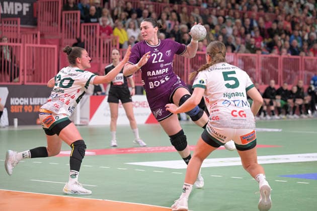 Gabriela Clausson Bitolo TusSies Metzingen, 22 throwing goal against Louisa De Bellis FrischAuf Goeppingen, 20 and Ann Kynast FrischAuf Goeppingen, 05 TusSies Metzingen vs FrischAuf Goeppingen , Handball, Alsco HBF, 21 League match day, 2025 2026 season, 28 03 2026 TusSies Metzingen vs FrischAuf Goeppingen , Handball, Alsco HBF, 21 League match day, 2025 2026 season, 28 03 2026 Tuebingen Copyright: xEibner-Pressefoto TobiasxBaurx EP_TBR