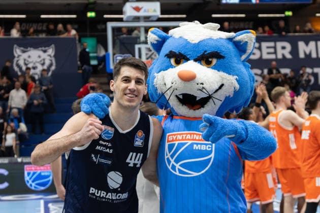 Jure Planinic MBC, 44 with mascot Wolf after the 90 82 home win, Syntainics MBC vs Rasta Vechta, Basketball, 1 Bundesliga, Men, Matchday 26, Season 2025 26, 28 03 2026 Weißenfels Stadthalle Sachsen Anhalt Germany