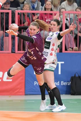 Selina Lindemann TusSies Metzingen, 02 throwing goal against Lea Neubrander FrischAuf Goeppingen, 81 TusSies Metzingen vs FrischAuf Goeppingen , Handball, Alsco HBF, 21 League matchday, Season 2025 2026, 28 03 2026 TusSies Metzingen vs FrischAuf Goeppingen , Handball, Alsco HBF, 21 League matchday, Season 2025 2026, 28 03 2026 Tuebingen Copyright: xEibner-Pressefoto TobiasxBaurx EP_TBR