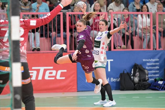 Selina Lindemann TusSies Metzingen, 02 am with ball against Lea Neubrander FrischAuf Goeppingen, 81 TusSies Metzingen vs FrischAuf Goeppingen , Handball, Alsco HBF, 21 League Matchday, Season 2025 2026, 28 03 2026 TusSies Metzingen vs FrischAuf Goeppingen , Handball, Alsco HBF, 21 League Matchday, Season 2025 2026, 28 03 2026 Tuebingen Copyright: xEibner-Pressefoto TobiasxBaurx EP_TBR