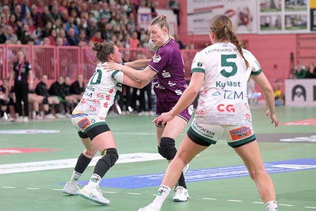 Naina Klein TusSies Metzingen, 09 am with ball against Louisa De Bellis FrischAuf Goeppingen, 20 TusSies Metzingen vs FrischAuf Goeppingen , Handball, Alsco HBF, 21 League Matchday, Season 2025 2026, 28 03 2026 TusSies Metzingen vs FrischAuf Goeppingen , Handball, Alsco HBF, 21 League Matchday, Season 2025 2026, 28 03 2026 Tuebingen Copyright: xEibner-Pressefoto TobiasxBaurx EP_TBR