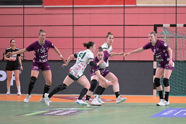 Carolin Huebner TusSies Metzingen, 56 , Ida Petzold TusSies Metzingen, 08 and Naina Klein TusSies Metzingen, 09 against Lea Neubrander FrischAuf Goeppingen, 81 with ball and Stephanie Elies FrischAuf Goeppingen, 63 TusSies Metzingen vs FrischAuf Goeppingen , Handball, Alsco HBF, 21 League Matchday, Season 2025 2026, 28 03 2026 TusSies Metzingen vs FrischAuf Goeppingen , Handball, Alsco HBF, 21 League Matchday, Season 2025 2026, 28 03 2026 Tuebingen Copyright: xEibner-Pressefoto TobiasxBaurx EP_TBR