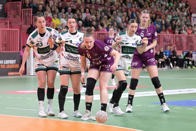 Ida Petzold TusSies Metzingen, 08 against Lea Neubrander FrischAuf Goeppingen, 81 , Stephanie Elies FrischAuf Goeppingen, 63 and Lara Daeuble FrischAuf Goeppingen, 95 TusSies Metzingen vs FrischAuf Goeppingen , Handball, Alsco HBF, 21 League Matchday, Season 2025 2026, 28 03 2026 TusSies Metzingen vs FrischAuf Goeppingen , Handball, Alsco HBF, 21 League Matchday, Season 2025 2026, 28 03 2026 Tuebingen Copyright: xEibner-Pressefoto TobiasxBaurx EP_TBR