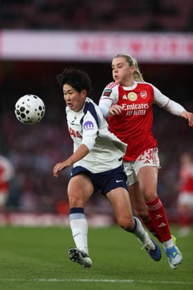 Frauen-Superliga Arsenal gegen Tottenham 28. März 2026 London Frauen-Superliga Fußball Arsenal gegen Tottenham Hotspur Toko Koga von Tottenham Hotspur kommt vor Alessia Russo von Arsenal an den Ball Foto von Mark Leech London UK  Copyright: xMarkxLeechxOffside