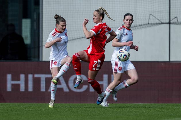 Giulia Gwinn FC Bayern Muenchen Frauen, 07 fighting for the ball with Nastassja Lein 1 FC Nuernberg, 24 and another opponent GER, FC Bayern Muenchen Frauen vs 1 FC Nuernberg, Fußball, Google Pixel Frauen Bundesliga, 22 Spieltag, Saison 2025 2026, 28 03 2026 DFL DFB REGULATIONS PROHIBIT ANY USE OF PHOTOGRAPHS as IMAGE SEQUENCES and or QUASI VIDEO GER, FC Bayern Muenchen Frauen vs 1 FC Nuernberg, Football, Google Pixel Frauen Bundesliga, 22 Spieltag, Saison 2025 2026, 28 03 2026 Muenchen Copyright: xEibner-Pressefoto HeikexFeinerx EP_HFR