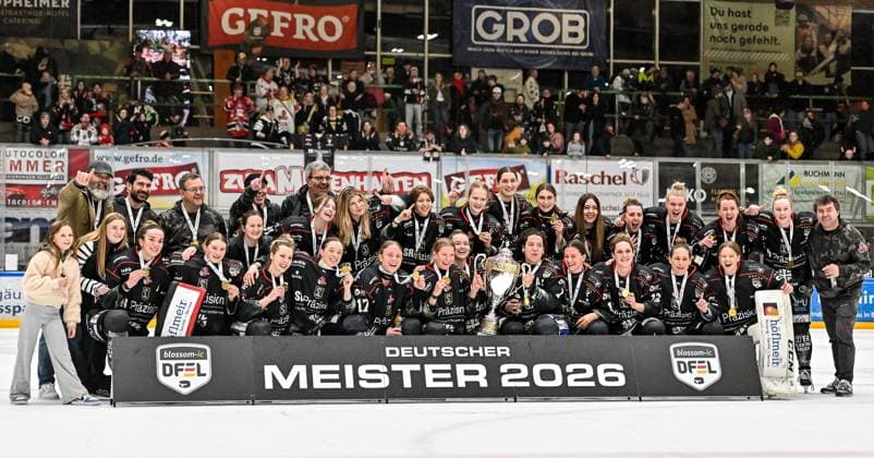 Sport Bilder des Tages GER, DFEL, Playoff Finale, ECDC Memmingen Indians vs Eisbären Berlin 28.03.2026, Alpha Cooling-Arena am Huehnerberg, Memmingen, GER, DFEL, Playoff Finale, ECDC Memmingen Indians vs Eisbären Berlin, im Bild Siegerfoto, Mannschaftsfoto, Siegerehrung *** GER, DFEL, Playoff Final, ECDC Memmingen Indians vs Eisbären Berlin 28 03 2026, Alpha Cooling Arena am Huehnerberg, Memmingen, GER, DFEL, Playoff Final, ECDC Memmingen Indians vs Eisbären Berlin, in the picture winner photo, team photo, award ceremony nordphotoxGmbHx xHafner nph00200