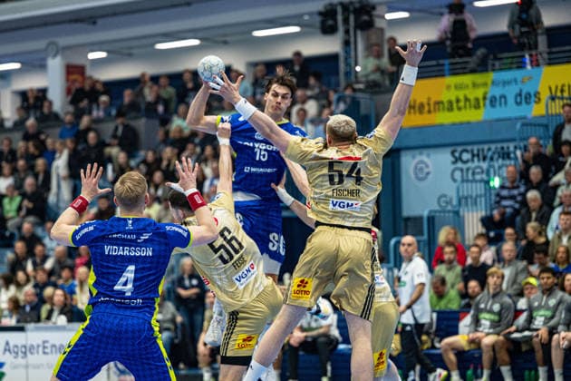 Daikin Handball Bundesliga, VfL Gummersbach TSV Hannover Burgdorf, 28 03 2026 Ellidi Vidarsson VfL Gummersbach, 4 , Hannes Feise TSV Hannover Burgdorf 56 , Miro Schluroff VfL Gummersbach, 15 , Justus Fischer TSV Hannover Burgdorf 54 , Daikin Handball Bundesliga, VfL Gummersbach TSV Hannover Burgdorf, 28 03 2026 Copyright: xBEAUTIFULxSPORTS Erlhofx